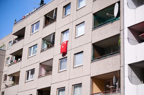 Aus einem Fenster eines Hauses in der Nähe vom Kottbusser Tor hängt eine türkischen Flagge