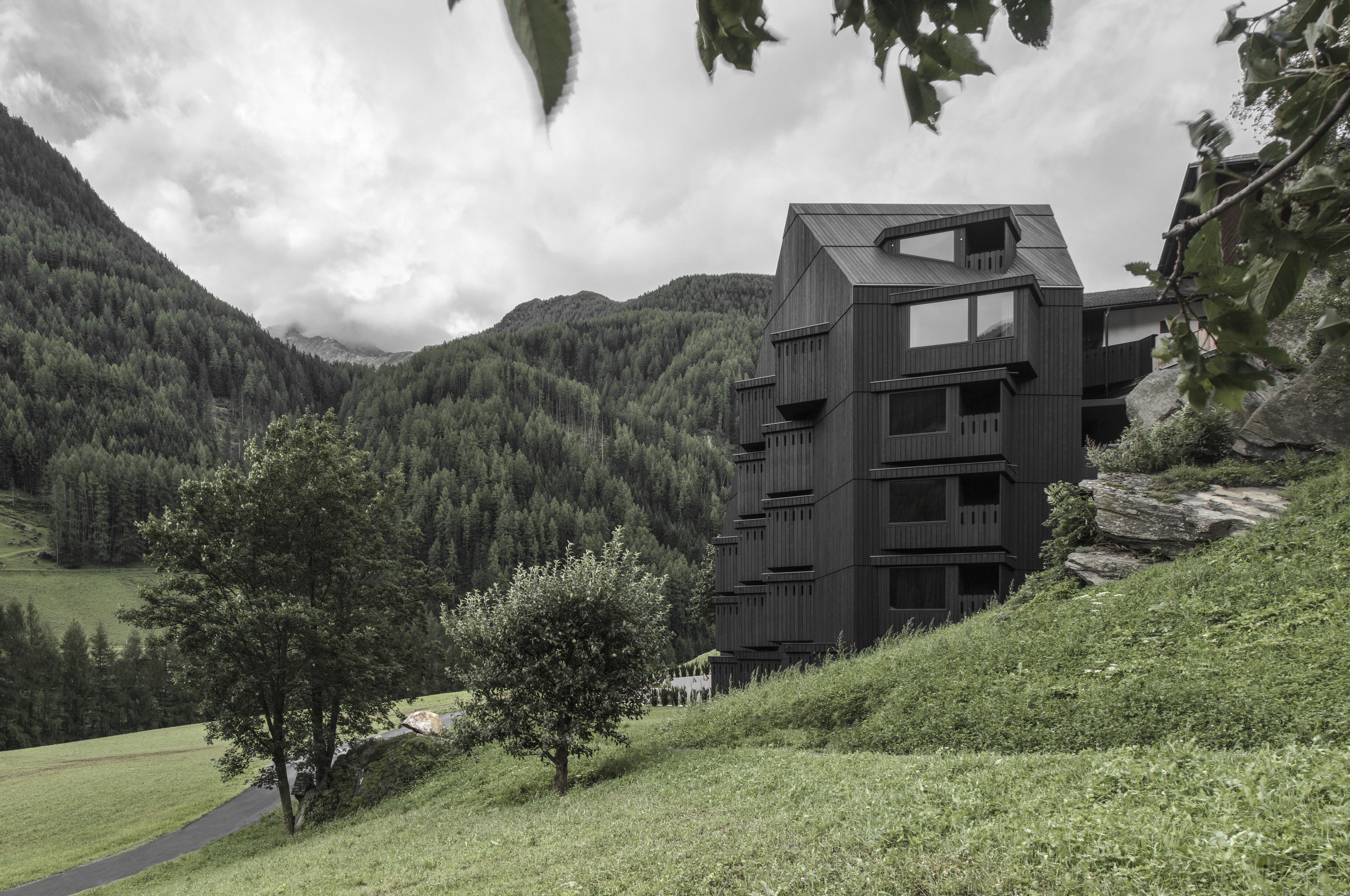 Modernes Hotel in Berglandschaft