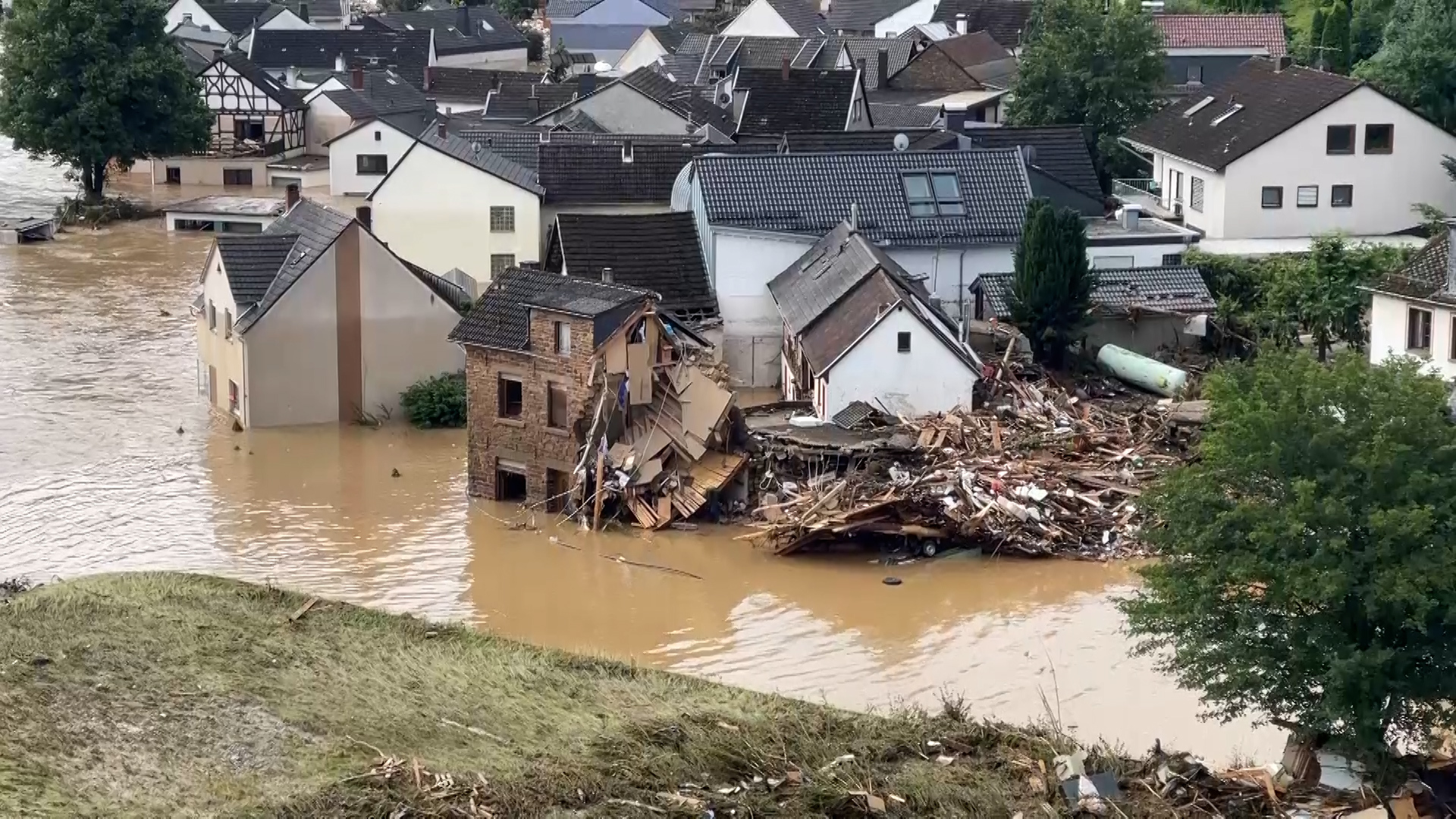 Luftaufnahme des überfluteten Ortsteils Altenburg