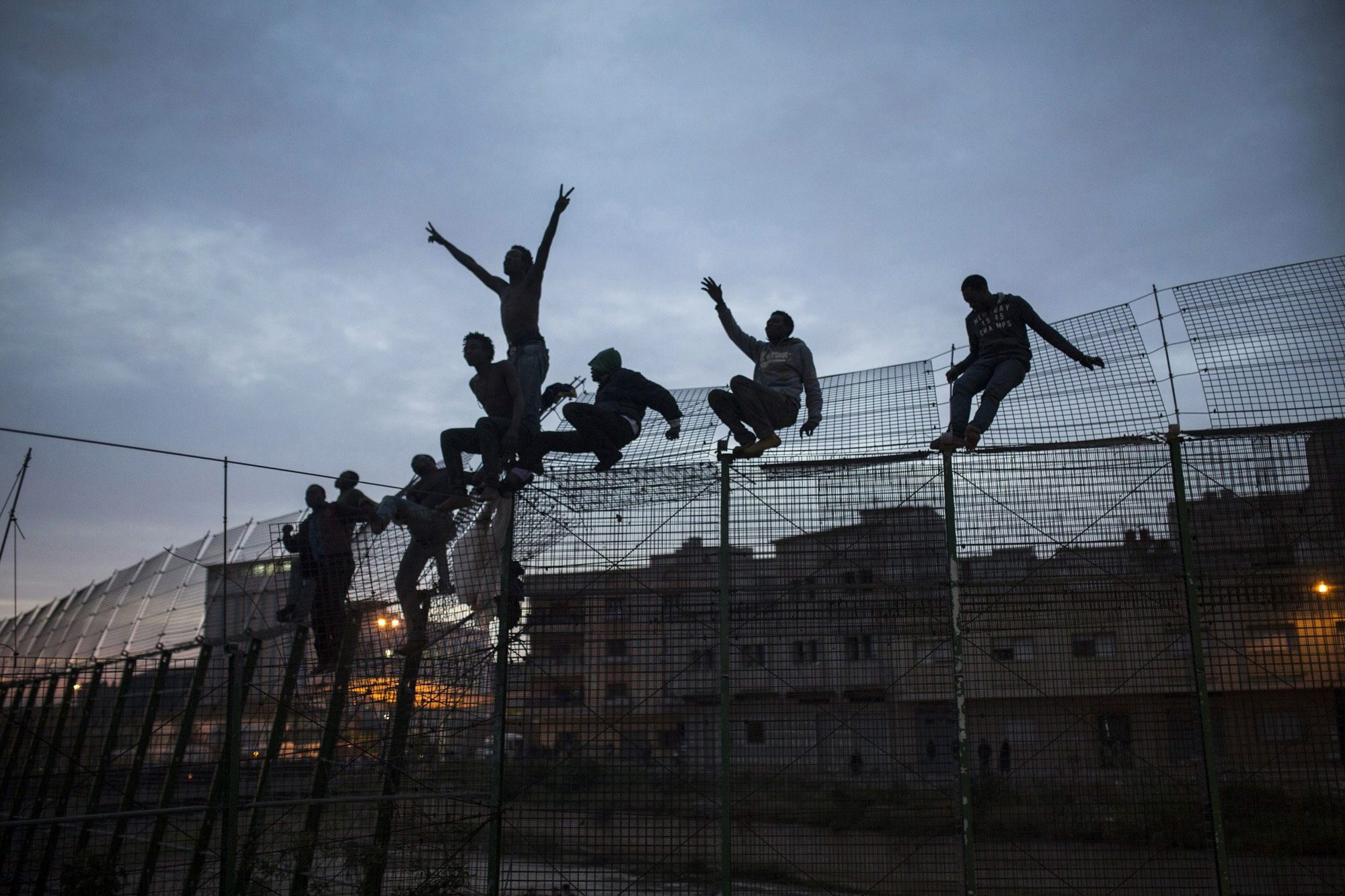 Migranten auf dem Grenzzaun zwischen Melilla, Spanien und Marokko.
