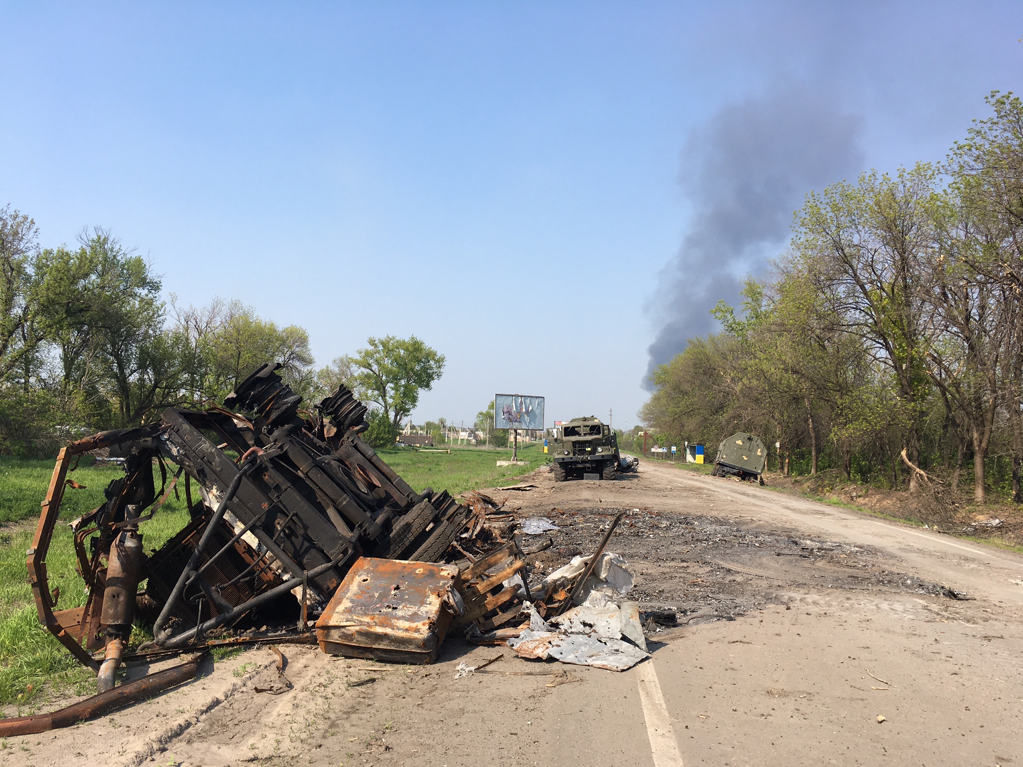 Zerstörte russische Versorgungsfahrzeuge an der Straße nach Tsirkuny / Moritz Gathmann