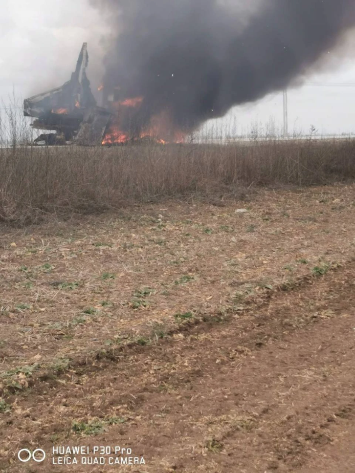 Ein brennendes russisches Kampfflugzeug. Foto: Anatolij Geraschtschenko