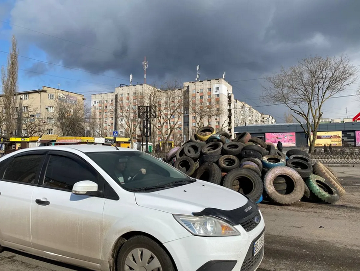 Die aufgestapelten Reifen auf der Straße in Nikolajew sollen angezündet werden, sobald die russischen Streitkräfte auf die Stadt vorrücken. Foto: Jelena Kostyuchenko, Nowaja Gazeta