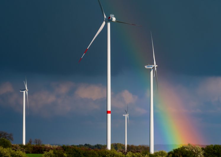 Windräder im Landkreis Oder-Spree in Brandenburg vor einem Regenbogen