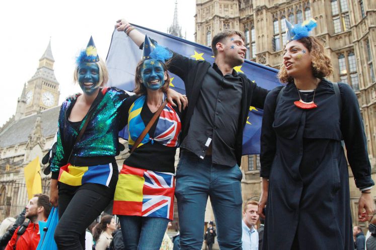 Junge Menschen protestieren in London gegen das Ergebnis des Referendums