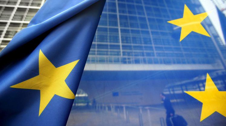 Die Flagge der Europäischen Union (EU) weht vor dem Gebäude der Europäischen Kommission in Brüssel