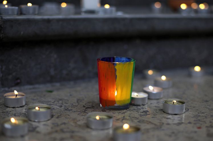 Trauerkerzen in Regenborgenfarben am Tatort von Orlando