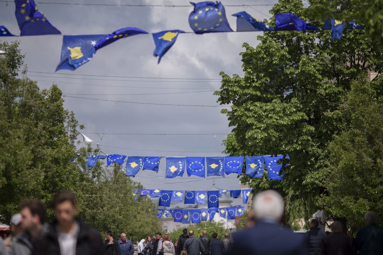 Kosovo und EU-Flaggen in Pristina. dpa/picture alliance