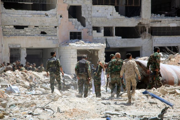 Soldaten der syrischen Armee patrouillieren am 28.07.2016 einen nördlichen Stadtteil von Aleppo