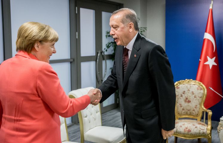 Angela Merkel gibt Reccep Tayyeb Erdogan während eines UN-Hilfsgipfels in Istanbul die Hand