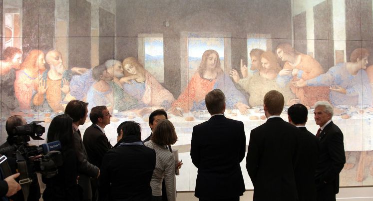 Besucher einer Ausstellung vor dem Abendmahl-Gemälde von Leonardo da Vinci.