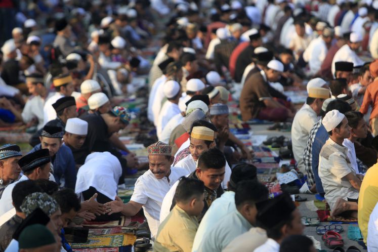 Muslime in Jakarta am Tag des Zuckerfestes / picture alliance