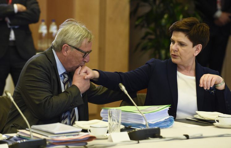 Präsident der Europäischen Kommission Jean-Claude Juncker küsst die Hand der polnischen Ministerpräsidentin Beata Szydlo