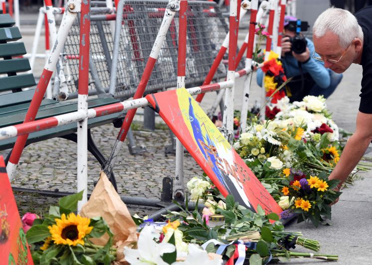 Am 15.07.2016 legt ein Mann vor der Französischen Botschaft in Berlin Blumen nieder