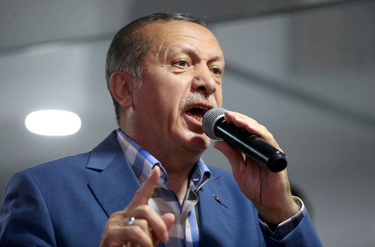 Der türkische Präsident Reccep Tayyeb Erdogan spricht nach dem gescheiterten Putschversuch vor seiner Residenz in Istanbul zu seinen Unterstützern