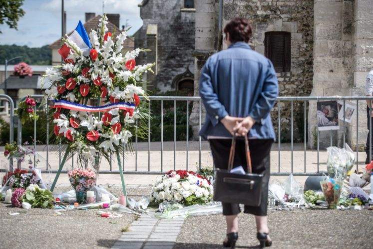 Gedenken an den in einem Terroranschlag ermordeten Priester im französischen Saint-Etienne-du-Rouvray nahe Rouen