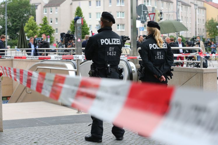 Die Polizei hat nach einer Schießerei am Vortag den Zugang zur U-Bahnstation Olympia-Einkaufszentrum in München am abgesperrt