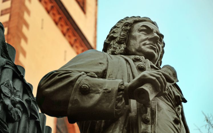 Eine Bronzestatue von Johann Sebastian Bach vor der Thomaskirche in Leipzig