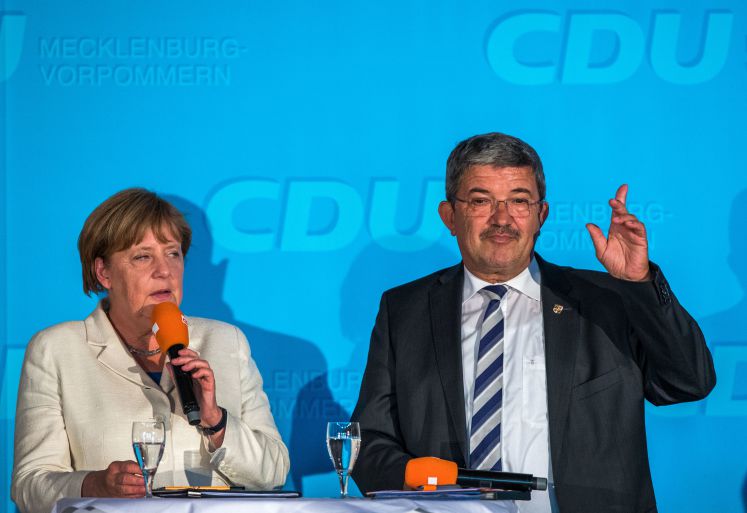 Der CDU-Spitzenkandidat für Mecklenburg-Vorpommern, Lorenz Caffier, mit Angela Merkel