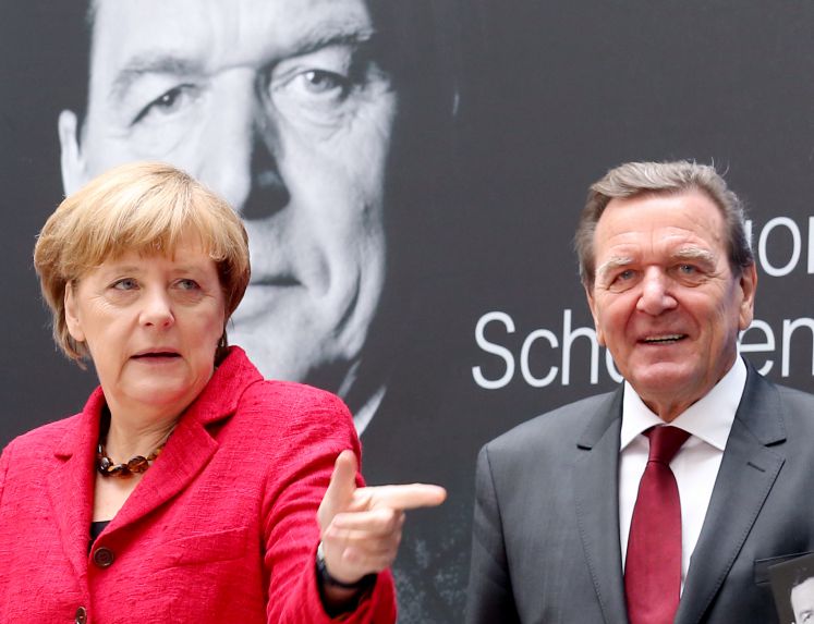 Am 22.09.2015 präsentierte Angela Merkel die Biografie ihres Vorgängers Gerhard Schröder