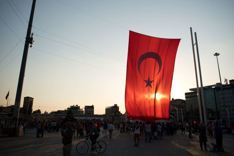 Türkische Flagge auf dem Taksim-Platz in Istanbul nach dem Militärputsch in der Türkei