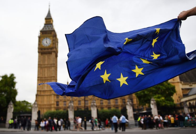 Die Flagge der EU weht vor dem britischen Parlament. 