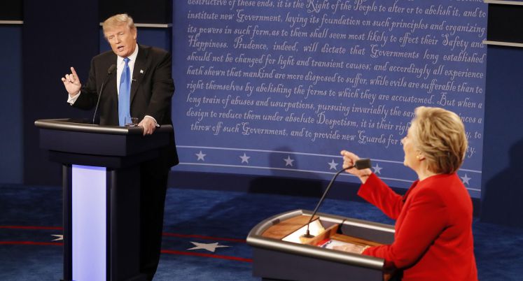 Der Republikaner Donald Trump und die Demokratin Hillary Clinton bei der TV-Debatte an der Hofstra Universität im Bundesstaat New York