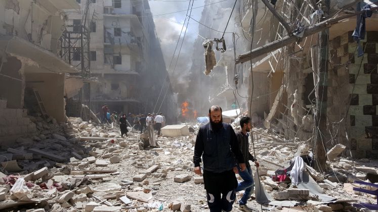 Syrer am Ort eines Luftangriffs auf die Stadt Aleppo im April 2016