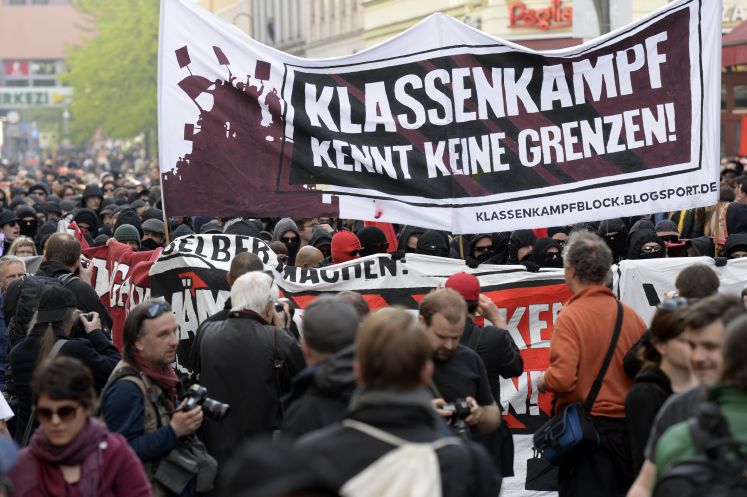 Teilnehmer der Demonstration linker Gruppen zum 1. Mai 2016 in Berlin im Stadtteil Kreuzberg