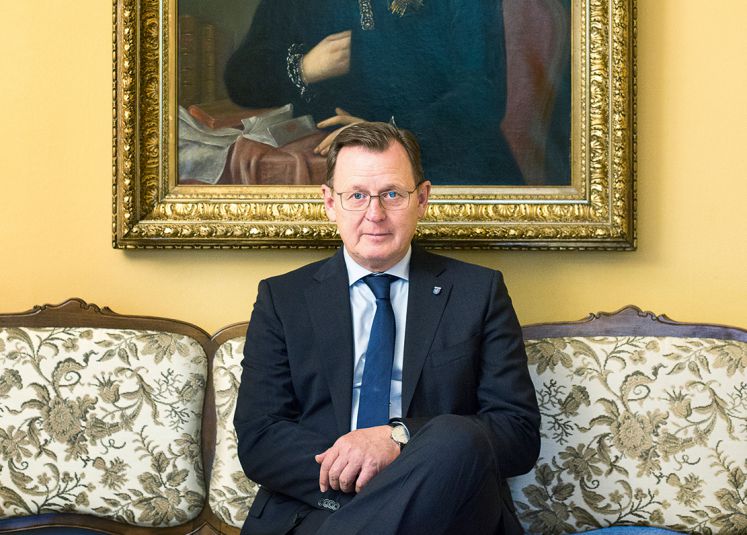 Thüringens Ministerpräsident Bodo Ramelow vor einem Porträt von Karl Theodor von Dalberg