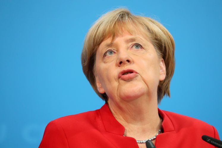 Bundeskanzlerin Angela Merkel (CDU) äußert sich während einer Pressekonferenz nach einer Vorstandsklausur ihrer Partei zu ihrer politischen Zukunft als CDU-Vorsitzende und Bundeskanzlerin