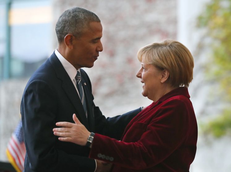 Barack Obama umarmt Angela Merkel beim Deutschland-Besuch des US-Präsidenten