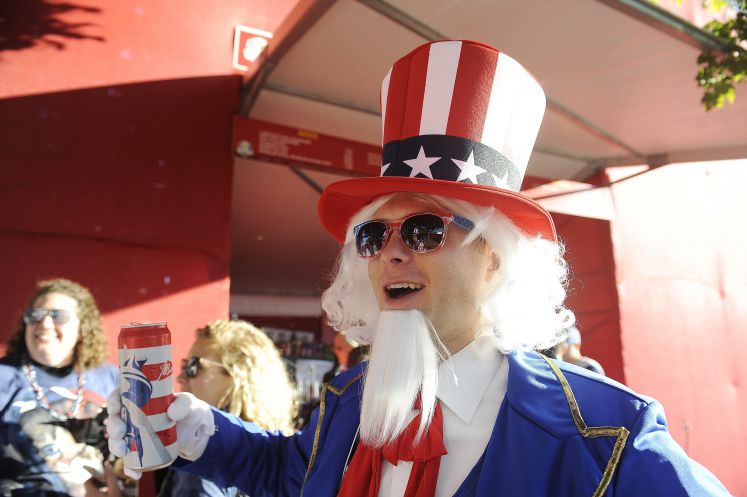 Ein Mann feiert ausgelassen im Uncle-Sam-Kostüm