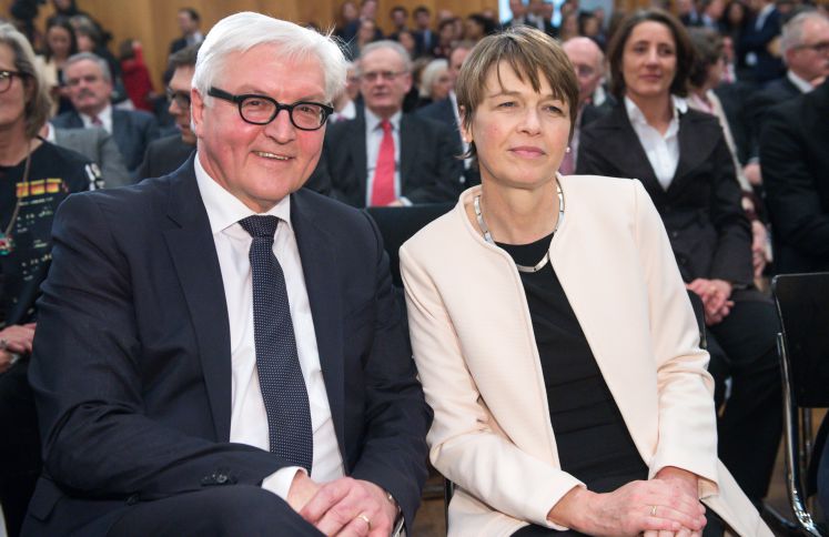 Bundesaußenminister Frank-Walter Steinmeier und seine Frau Elke Büdenbender sitzen bei einem Symposium im Auswärtigen Amt in Berlin.