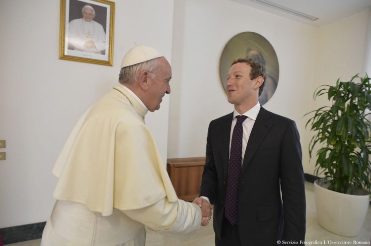 Facebook-Gründer Mark Zuckerberg schüttelt die Hand des Papstes während einer Privataudienz im August 2016