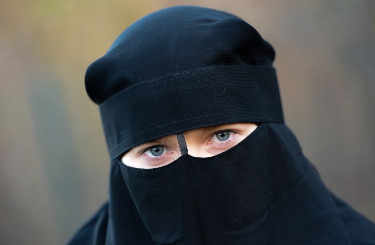 Eine Frau trägt einen Niqab, aufgenommen in Leipzig.