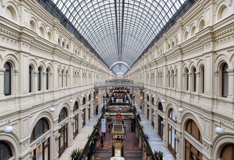Blick in ein Shopping-Center in Moskau