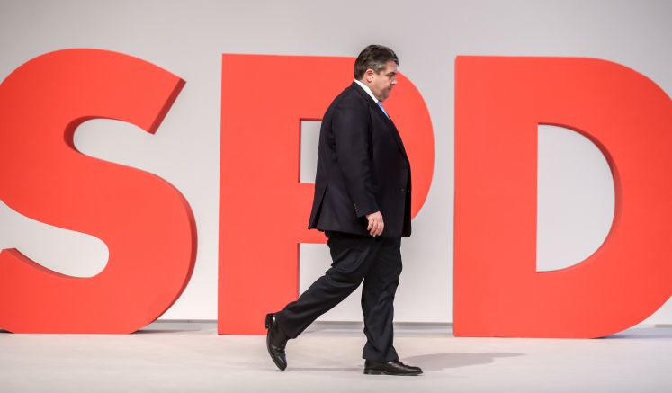 Sigmar Gabriel, SPD-Vorsitzender, geht beim Bundesparteitag der Sozialdemokratischen Partei Deutschlands (SPD) 2015 in Berlin über die Bühne. 
