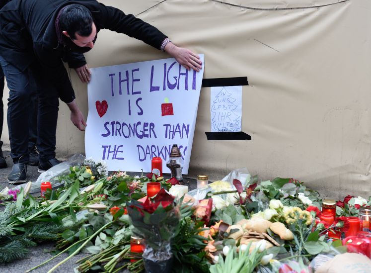 Blumen und Plakate für die Opfer des Berliner Anschlags