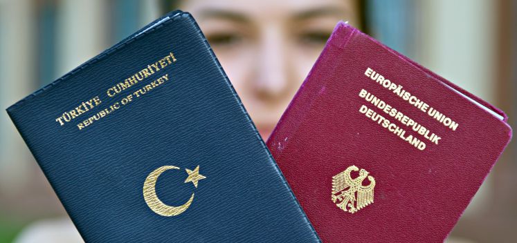 Ein türkischer und ein deutscher Pass.
