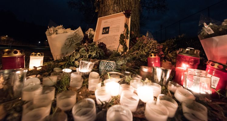 Blumen und Kerzen für die ermordete Freiburger-Studentin