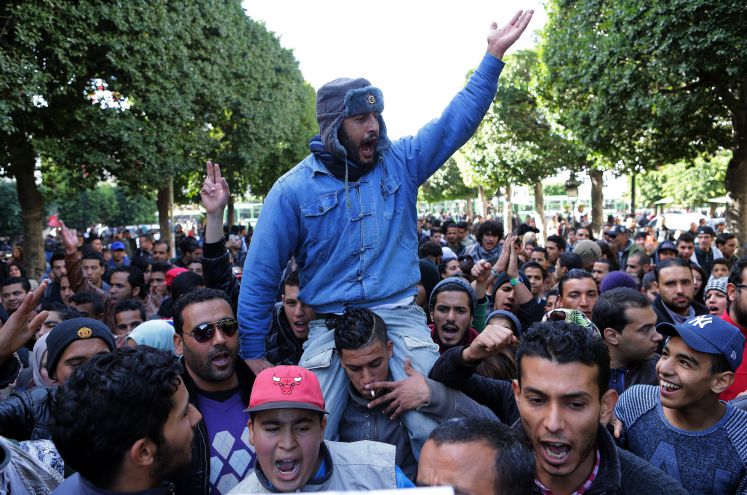 Arbeitslose junge Männer protestieren in Tunis, Tunesien