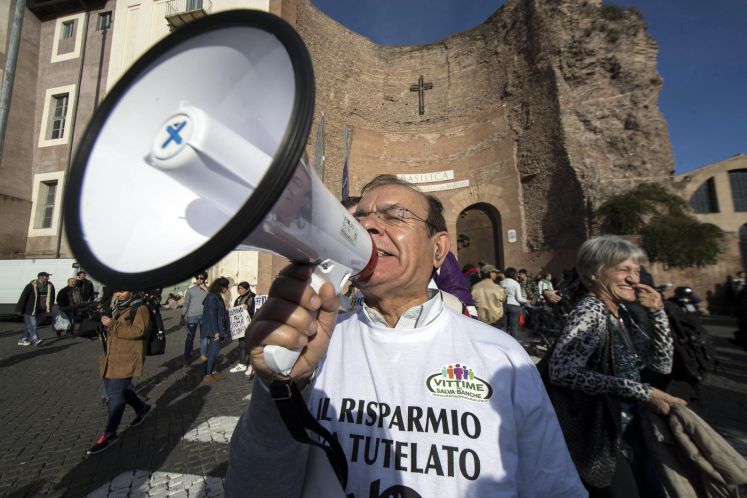 Ein Mann mit einem Megafon protestiert gegen die Verfassungsreform von Italiens Ministerpräsident Renzi