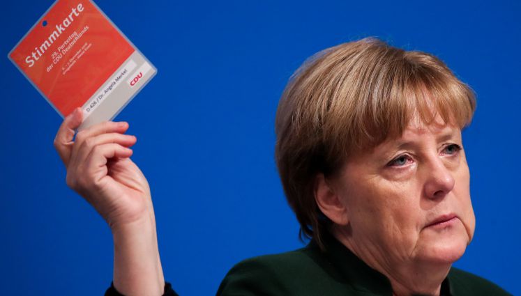 Bundeskanzlerin Angela Merkel hält beim CDU-Parteitag ihre Stimmkarte hoch