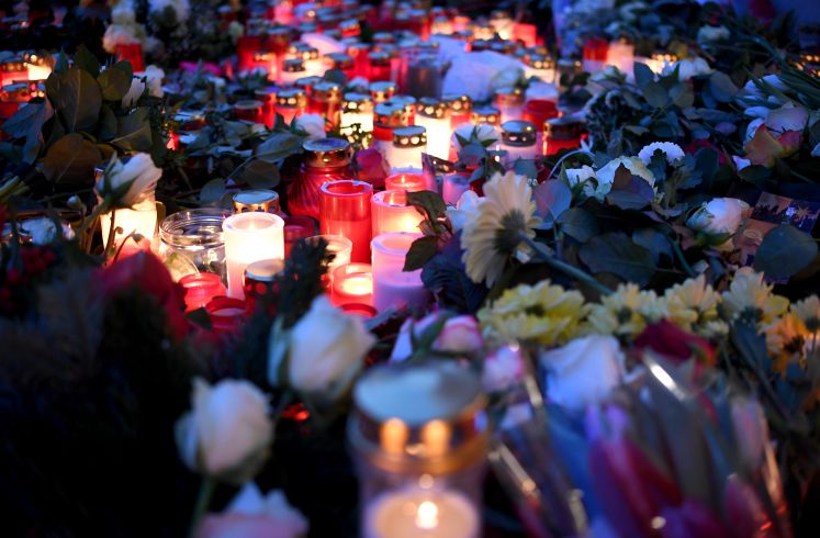 Blumen und Kerzen am Anschlagsort in Berlin