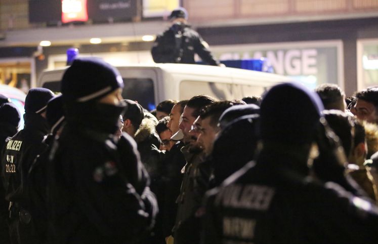 Polizisten kontrollieren am 31.12.2016 in Köln vor dem Hauptbahnhof Personen. Ein Jahr nach den massenhaften Übergriffen in der Silvesternacht, feiert Köln das neue Jahr in einer Sicherheitszone.