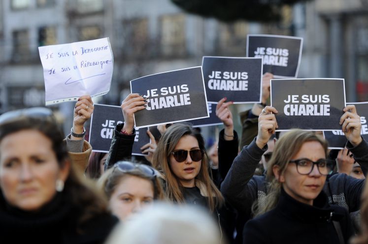 Menschen solidarisieren sich mit Charlie Hebdo nach dem Attentat in Paris