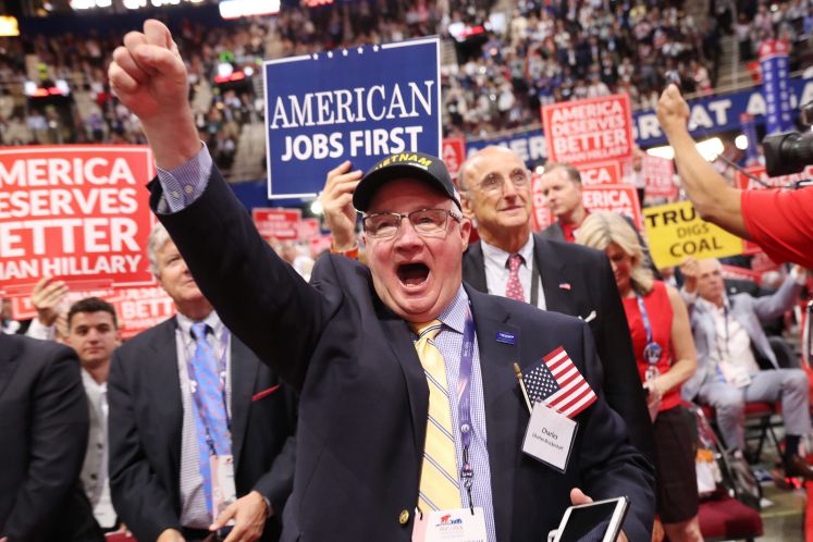 Der Delegierte Charles Bruckerhoff streckt beim Parteitag der Republikaner begeistert die geballte Faust nach oben / picture alliance