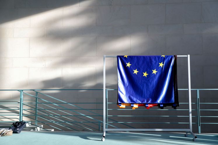 Eine europäische Flagge hängt über einem Treppengeländer im deutschen Bundeskanzleramt
