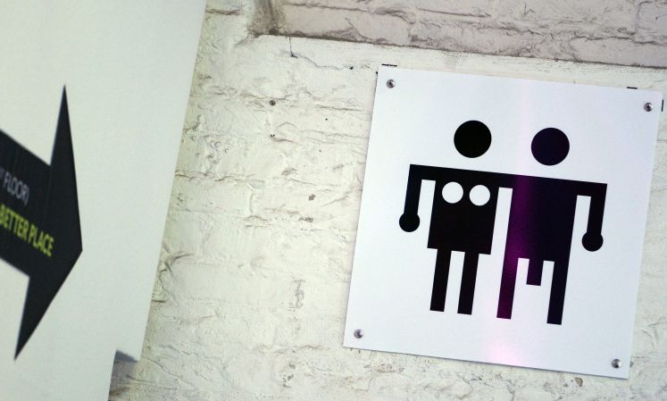 Schild für eine Unisex-Toilette in Berlin